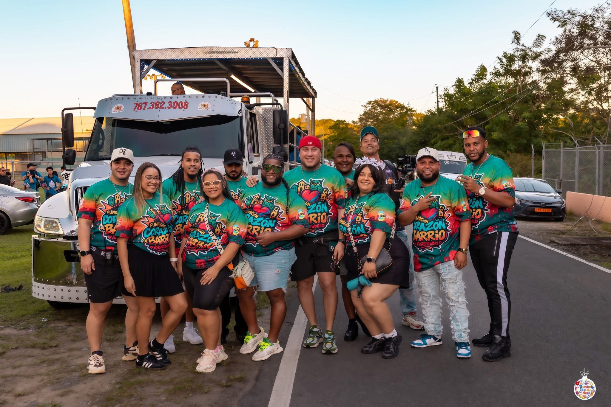 Equipo de Corazón de Barrio frente al camión / unidad móvil
